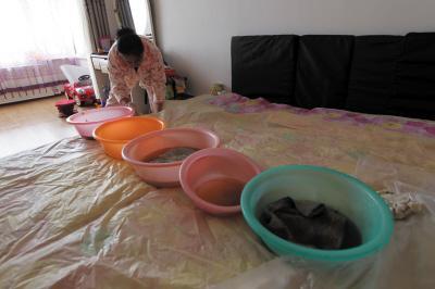 肃北楼上漏水，住户失联，小区没物管，业主维权难！律师来支招……